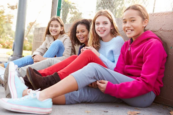 Les jeunes filles qui traînent dans le parc — Photo