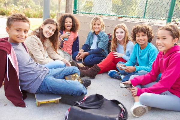 Niños pasando el rato en el parque infantil — Foto de Stock