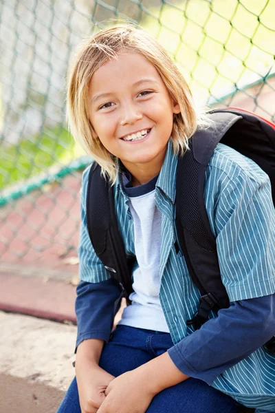 Jeune garçon avec sac à dos — Photo