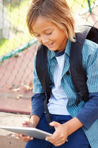 Menino usando tablet digital — Fotografia de Stock