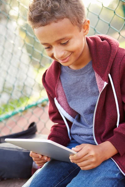 Jongen met behulp van digitale tablet — Stockfoto
