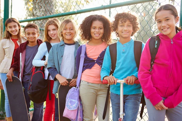 Bambini che escono nel parco giochi — Foto Stock