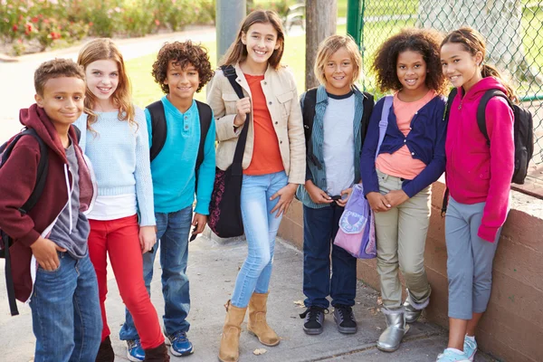 Bambini che escono nel parco giochi — Foto Stock