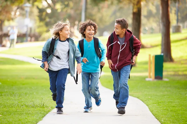 Les jeunes garçons courent dans le parc — Photo