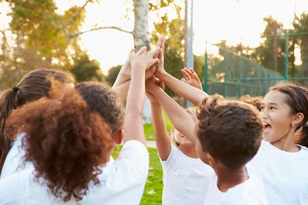 Treinamento de Equipe de Futebol Jovem Juntos — Fotografia de Stock