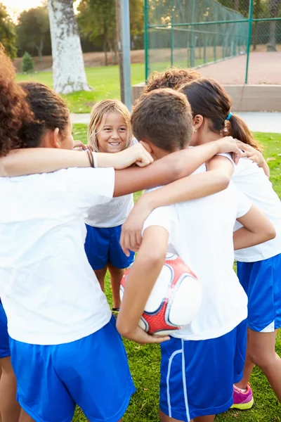 Treinamento de Equipe de Futebol Jovem Juntos — Fotografia de Stock