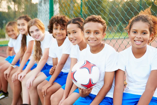 Gençlik futbol takım eğitim birlikte — Stok fotoğraf