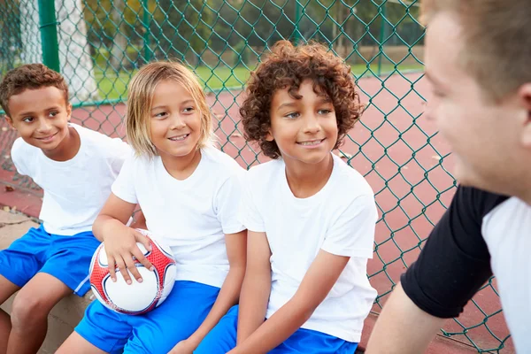 Fußballjugend trainiert mit Trainer — Stockfoto