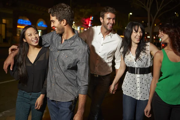 Amigos disfrutando de la noche juntos — Foto de Stock