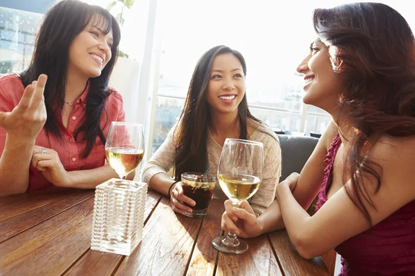 Amigos disfrutando de la bebida en el bar al aire libre en la azotea —  Fotos de Stock