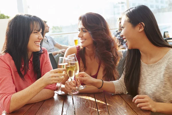 Φίλοι, πίνοντας το ποτό στο υπαίθριο μπαρ στον τελευταίο όροφο — Φωτογραφία Αρχείου