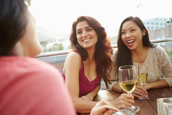 Amigos disfrutando de la bebida en el bar al aire libre en la azotea —  Fotos de Stock