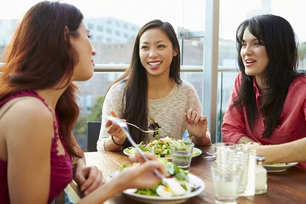 Amigas disfrutando del almuerzo en el restaurante —  Fotos de Stock