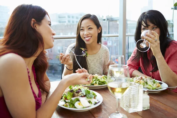 Amigos do sexo feminino desfrutando de almoço no restaurante — Fotografia de Stock