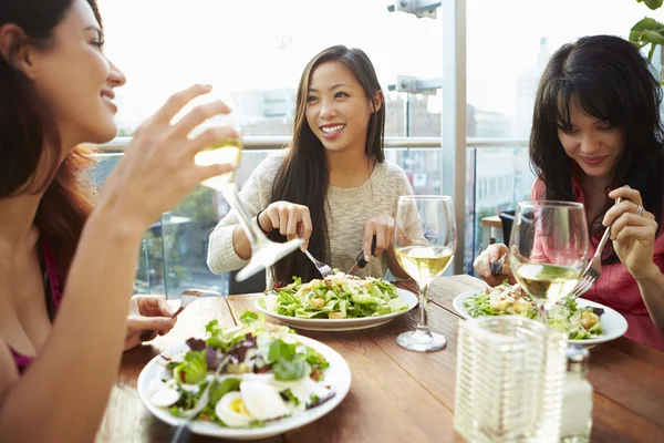 Amigas disfrutando del almuerzo en el restaurante — Foto de Stock