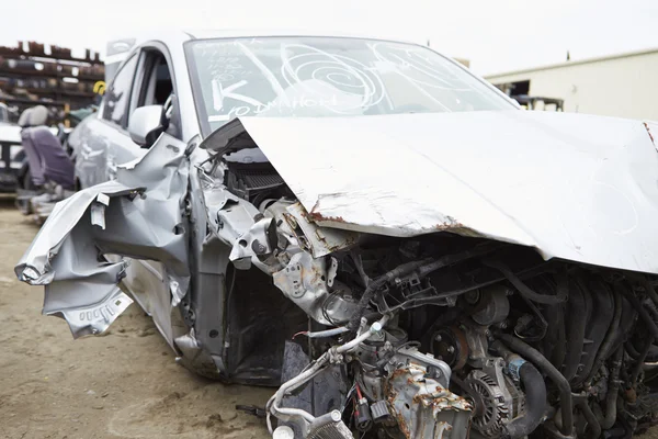Carro danificado envolvido em acidente de trânsito — Fotografia de Stock