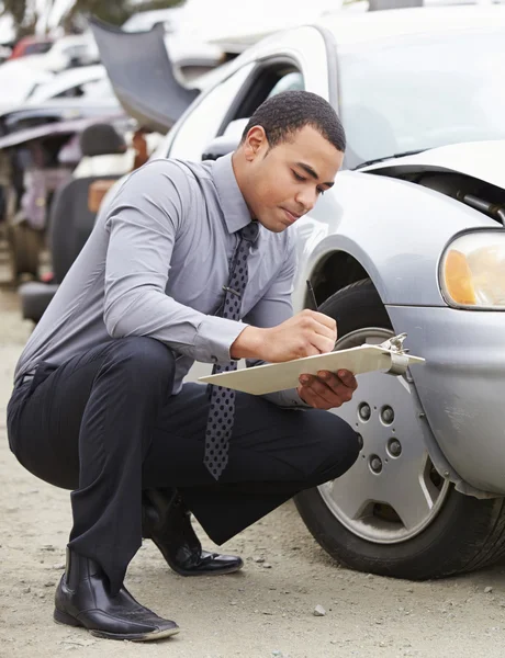 Ajustador da perda que inspeciona o carro — Fotografia de Stock