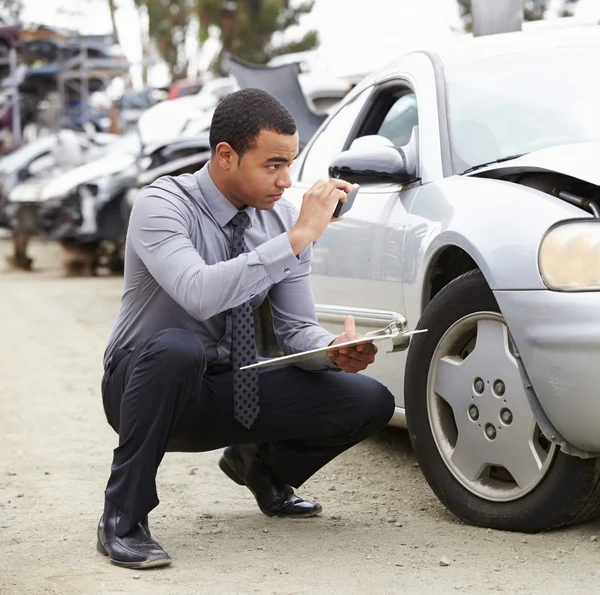 Verlies Adjuster foto neemt van schade aan auto — Stockfoto