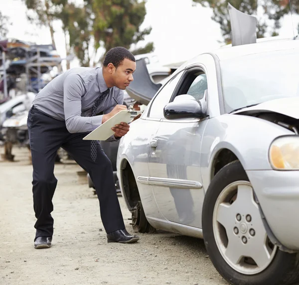 Verlies Adjuster inspectie van auto — Stockfoto