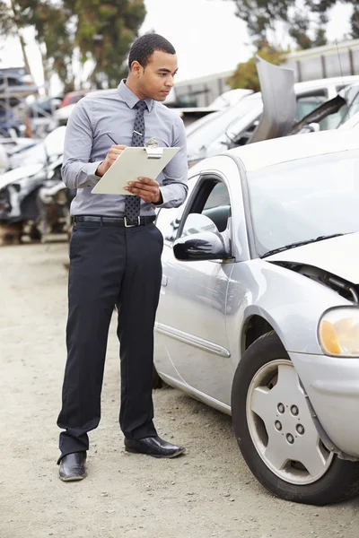 Verlies Adjuster inspectie van auto — Stockfoto