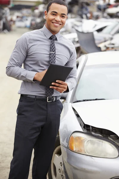 Verlies Adjuster tijdens auto wrak inspectie — Stockfoto