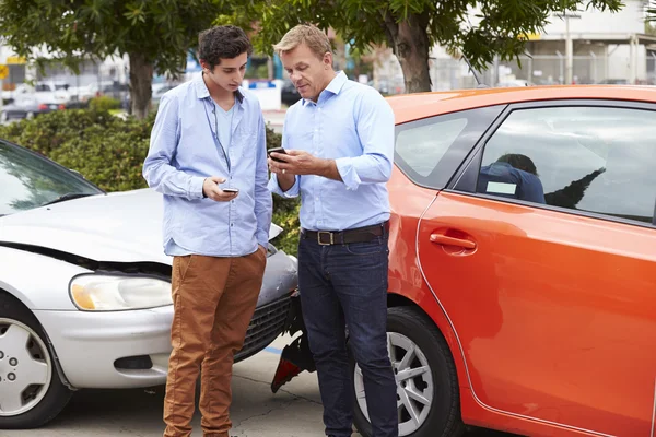 Driver Exchange dettagli assicurativi dopo incidente — Foto Stock