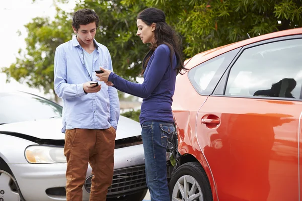 Driver Exchange dettagli assicurativi dopo incidente — Foto Stock