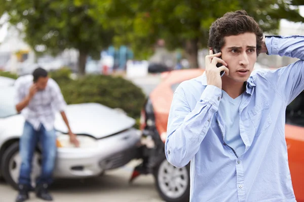 Conductor haciendo llamadas telefónicas después de un accidente — Foto de Stock