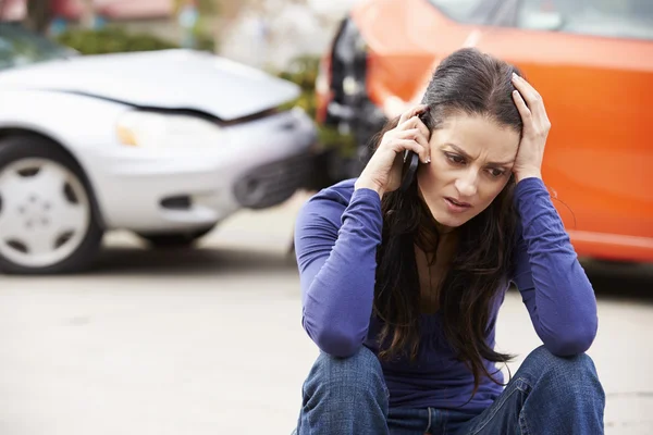 Chauffeur faisant un appel téléphonique après un accident — Photo