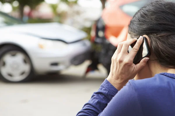 Föraren att göra telefonsamtal efter olycka — Stockfoto