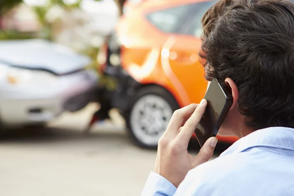 Chauffeur faisant un appel téléphonique après un accident — Photo