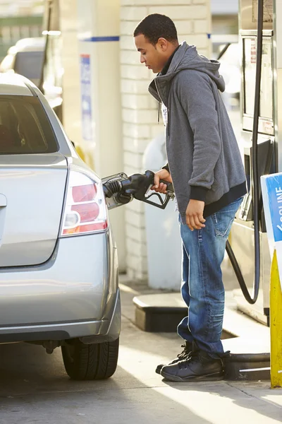 Vezető benzinkútnál autós töltő — Stock Fotó
