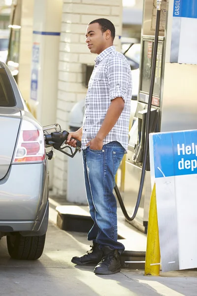Fahrer betankt Auto an Tankstelle — Stockfoto