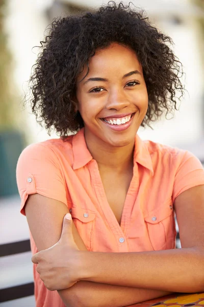 Sonriente mujer afroamericana — Foto de Stock