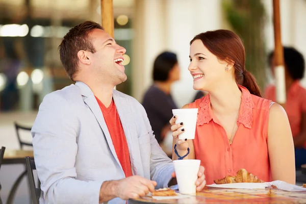 Casal gostando de lanche no café — Fotografia de Stock