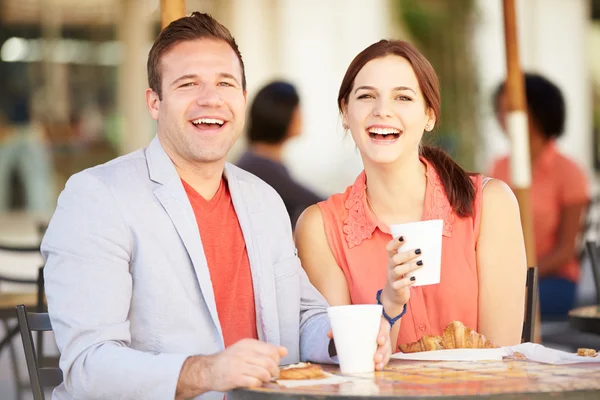 Casal gostando de lanche no café — Fotografia de Stock