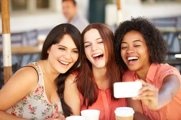 Amigos femininos tomando selfie no café — Fotografia de Stock