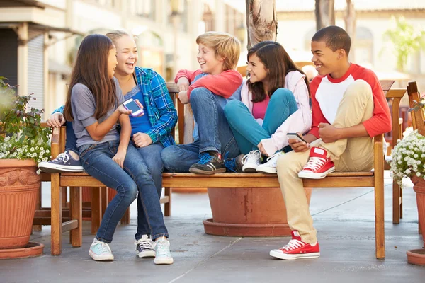 Crianças sentadas no banco no shopping — Fotografia de Stock
