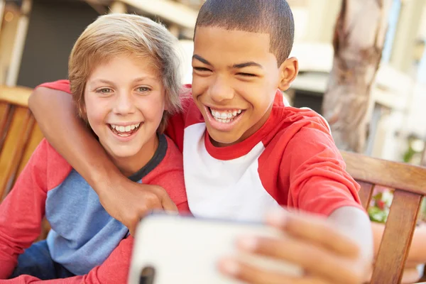 Chicos tomando selfie — Foto de Stock