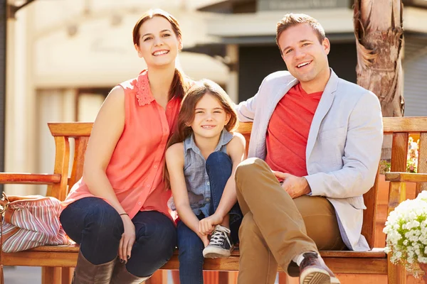 Jeune famille assis sur le banc — Photo