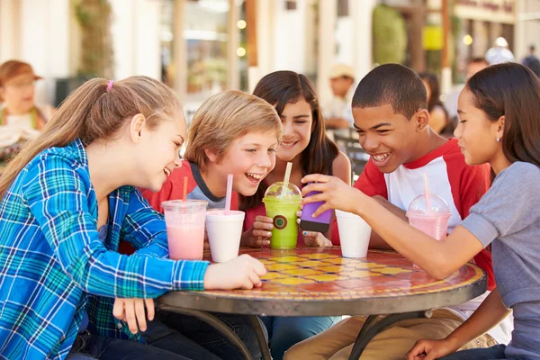 Grupo de niños en el café — Foto de Stock