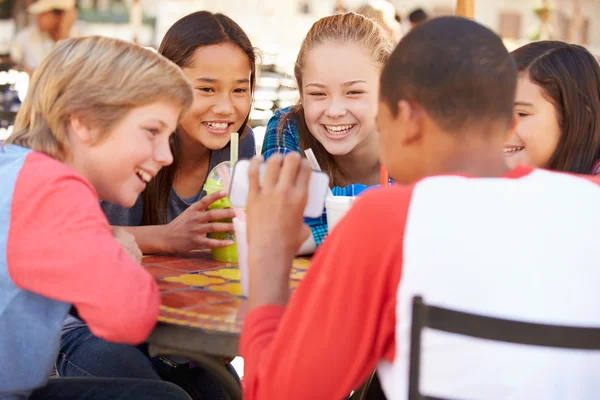 Gruppo di bambini nel caffè — Foto Stock