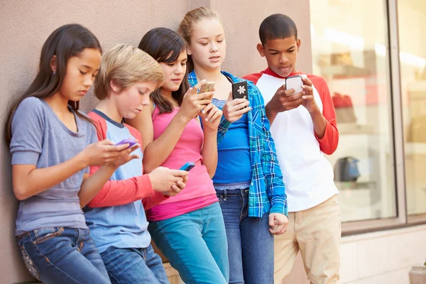 Kinderen met behulp van mobiele telefoons — Stockfoto