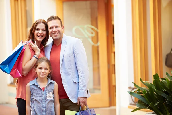 Familjen promenader med kassar och påsar — Stockfoto