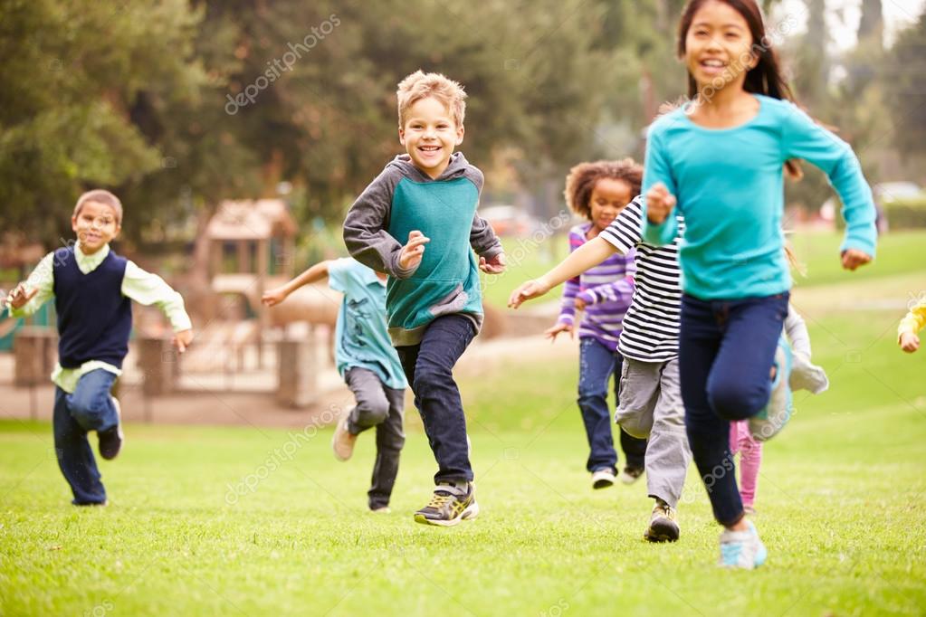 Grupo de niños corriendo en el parque — Fotos de Stock © monkeybusiness