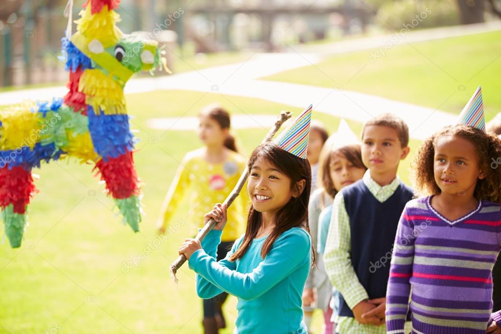Children Hitting Pinata At Birthday Party — Stock Photo