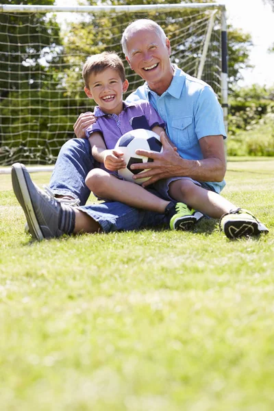 Farfar och sonson spela fotboll — Stockfoto