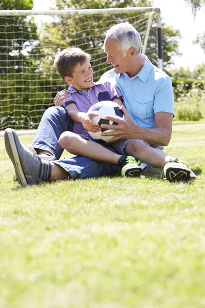 Farfar och sonson spela fotboll — Stockfoto