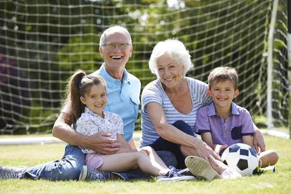 Παππούδες και γιαγιάδες και τα εγγόνια να παίζει ποδόσφαιρο στον κήπο — Φωτογραφία Αρχείου
