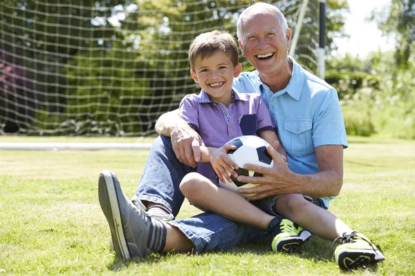 Nonno e nipote giocare a calcio — Foto Stock